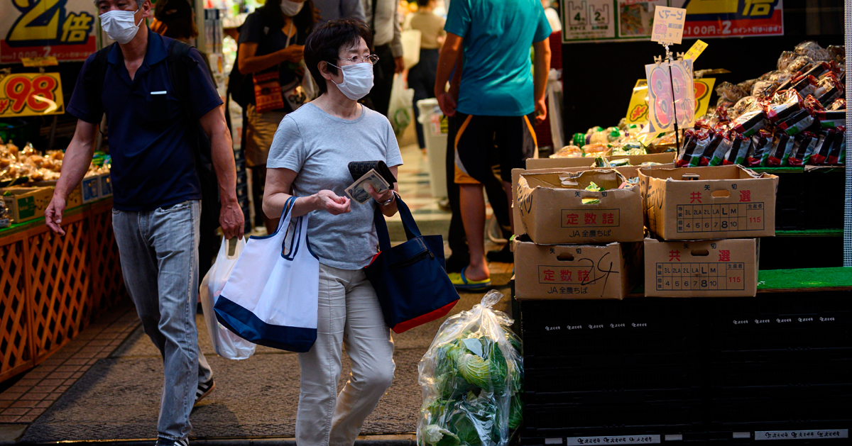 东京一妇女周三自戴购物袋购物。（法新社）
