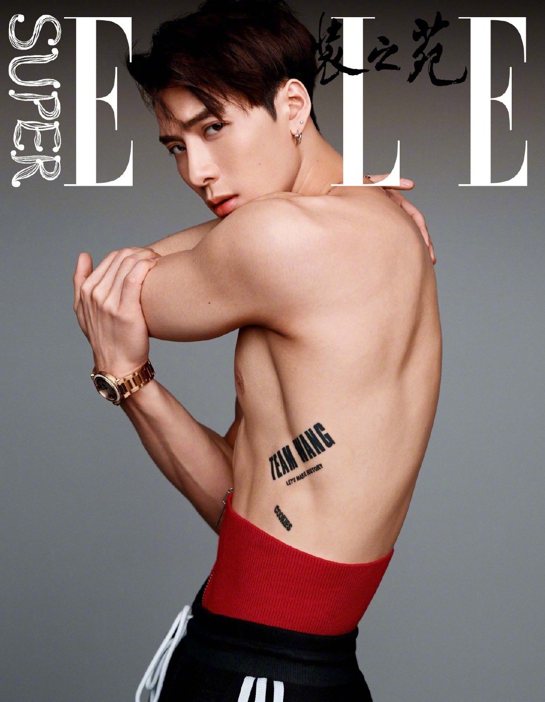 王嘉尔拍摄杂志封面时，大方秀出苦练已久的肌肉。