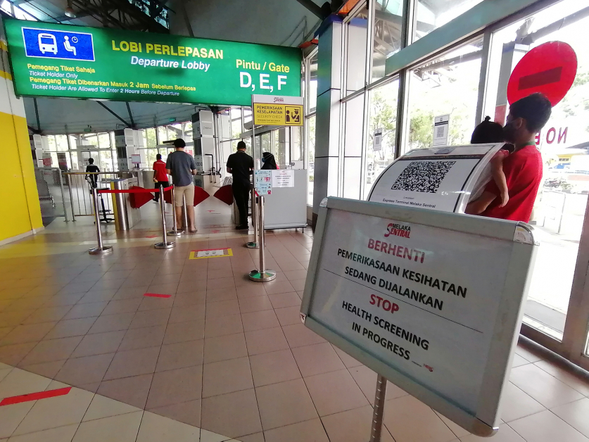马六甲仙特拉巴士总站的“离境处”，皆向所有到访者测量体温。