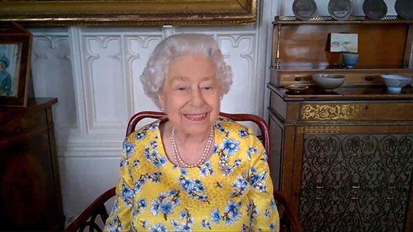 英国王室周六（25日）发布照片显示，女王透过视讯方式观赏画作。