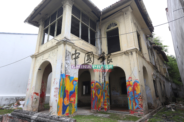 坐落甘榜于汝的荒废老屋，建筑遭人涂鸦，让贵为文化遗产的马六甲形象受挫。