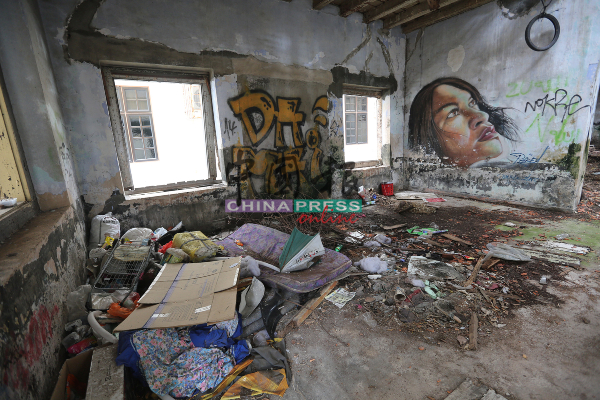 荒屋内部处处都是涂鸦，并且堆积大量垃圾，环境恶劣。