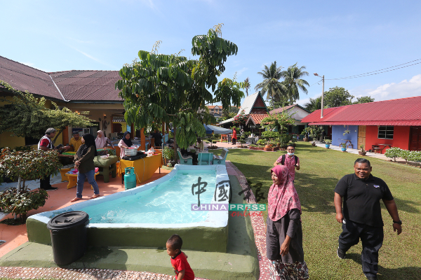 甘榜式民宿设有迷你泳池，让游客体验甘榜生活。