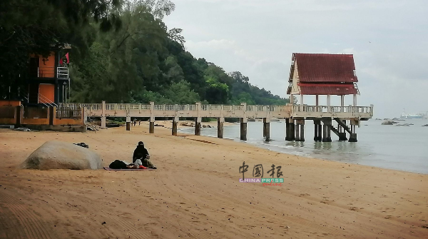 丹绒比拉拉是州内的旅游景点之一，市民及游客会到来海滩进行休闲活动。