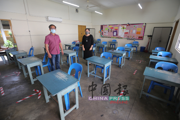 刘志良（左）在黄玉兰陪同下，参观圣母小学的复课准备工作。
