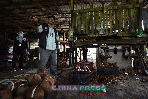 执法队伍椰丝酱工厂前，外籍员工匆匆逃离，留下运行中的机械以及卫生糟糕的工厂环境。