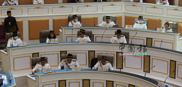 11名希盟议员被安排坐在议会厅的左侧。