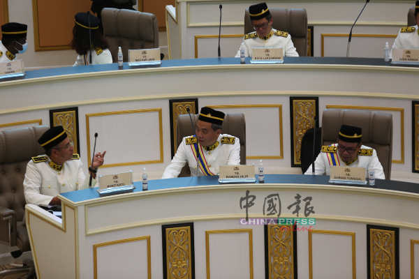 阿德里（左起）、郑国球及苏菲被安排坐在议会厅前排。