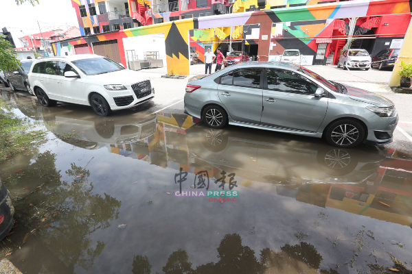 停泊在积水的泊车格，车主必须涉水而过，弄湿裤子及鞋子。