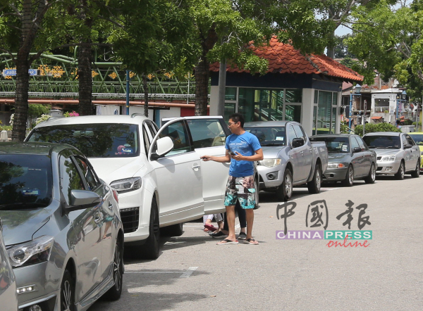 为避免“湿脚”，有些车主宁愿通过司机旁座位的车门下车。