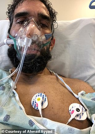 阿末阿雅德在医院接受治疗时戴着呼吸器。