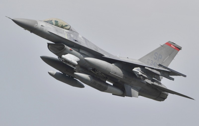 美国F-16战斗机外型。