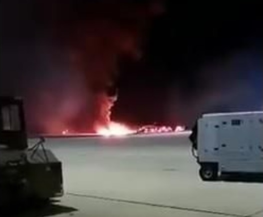 坠机现场起火。