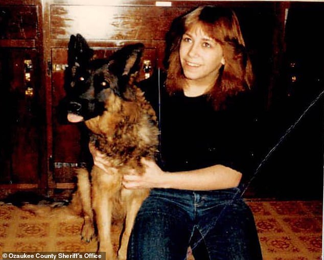 崔西生前与爱犬的合照。