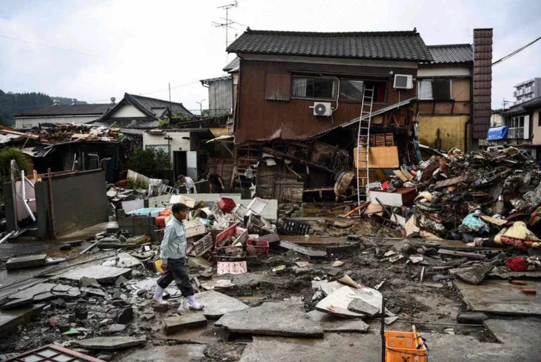 日本九州南部熊本县豪雨成灾，目前已有72人罹难。（法新社）