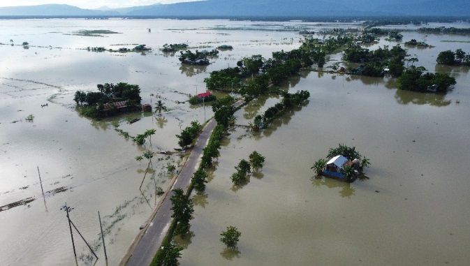 孟加拉北部的苏纳姆甘杰镇被洪水围困，汪洋一片。（法新社）