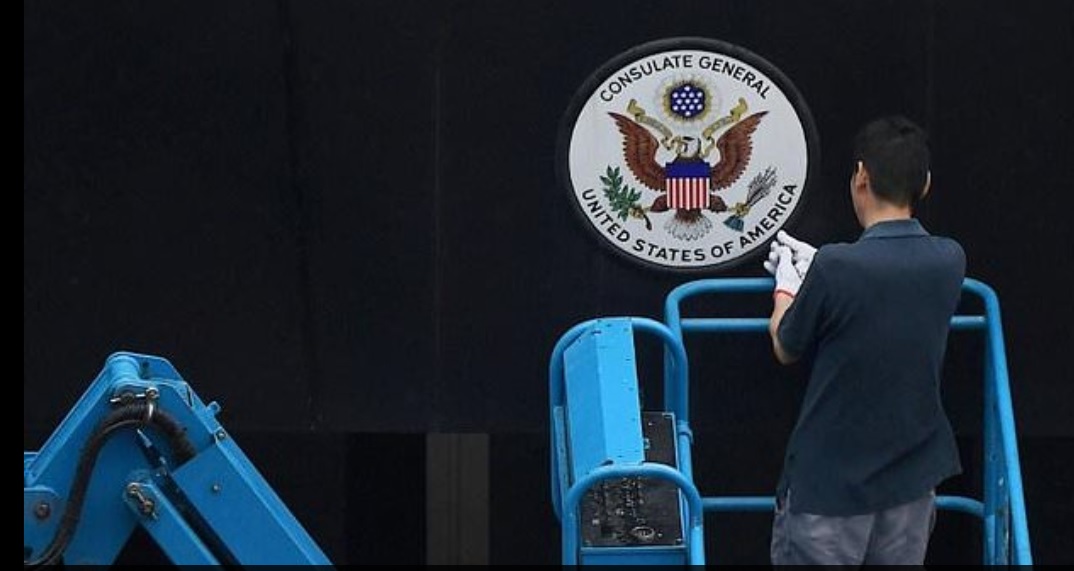 成都美领馆1名工人正撤下美国牌匾。