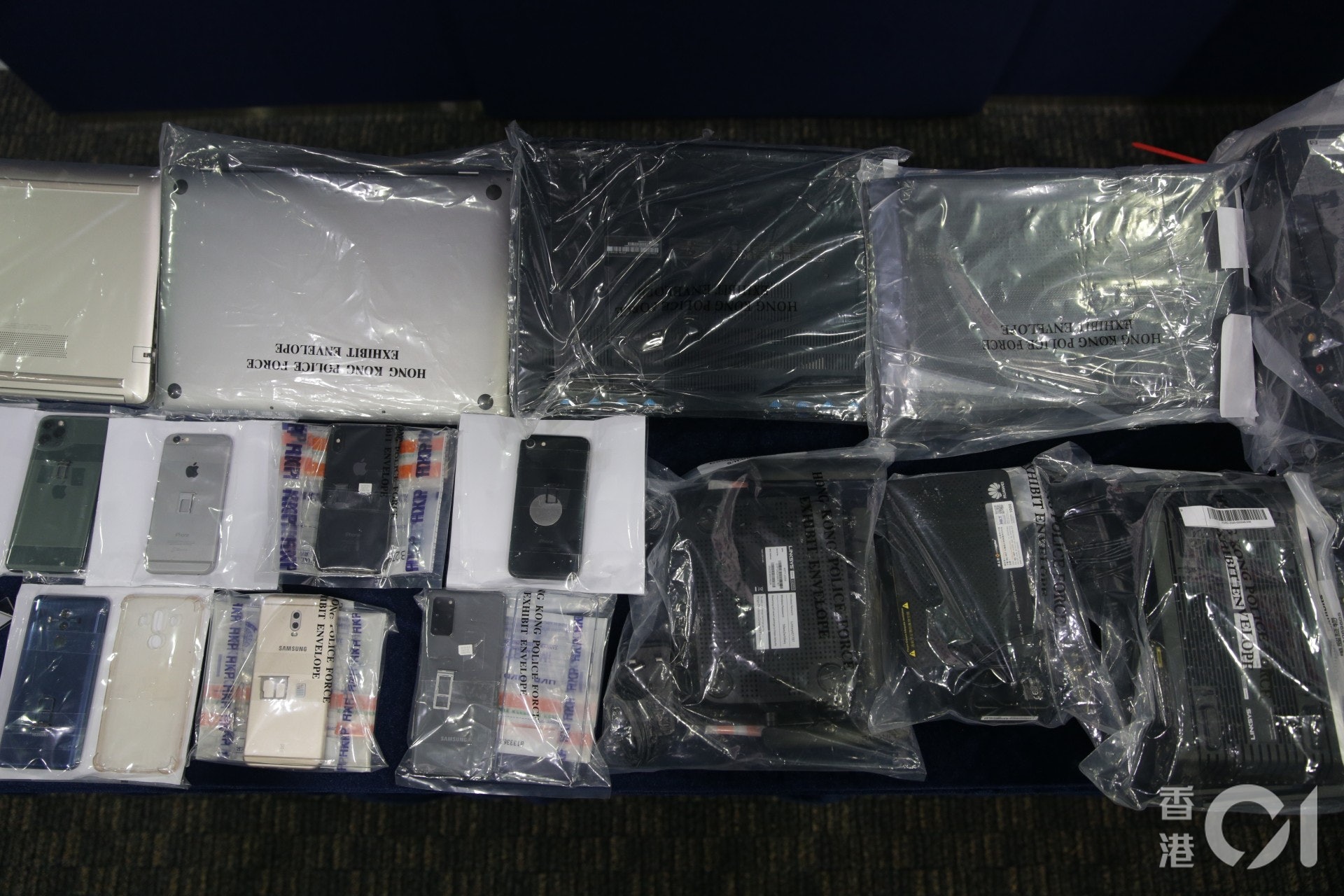 香港警方查获手机和电脑。