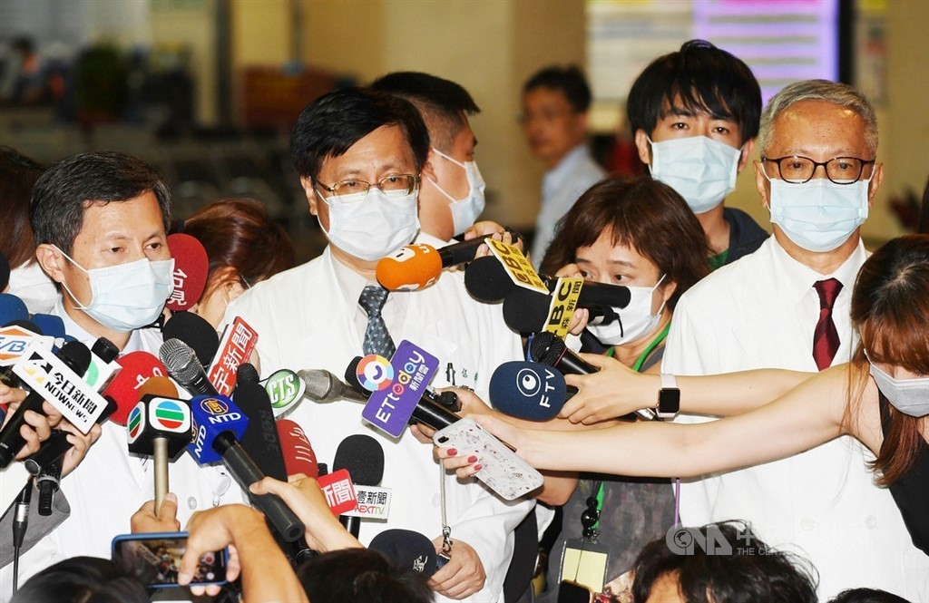 北荣副院长黄信彰（前左2）、医师林永炀（前左）、陈云亮（右白衣者）出面受访，说明李登辉最后病情状况。