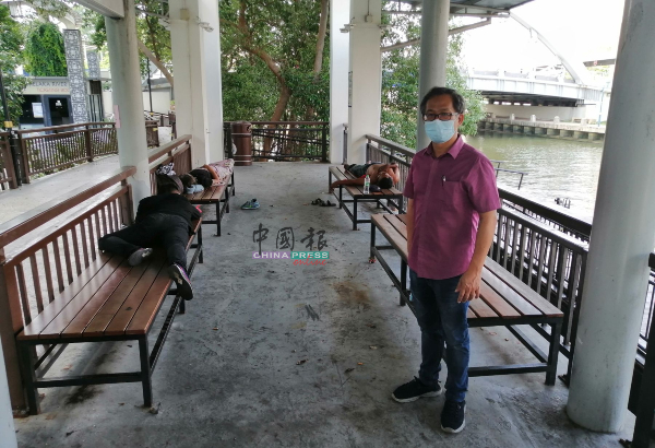刘志良（右）促政府关注流浪者露宿沿河走道凉亭的问题。