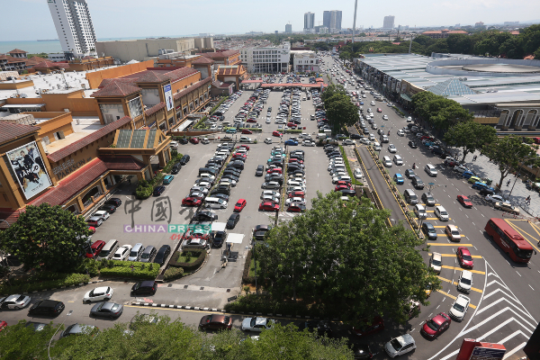 集中各大购物商场的默迪卡路，在周日涌现大量的车流量。