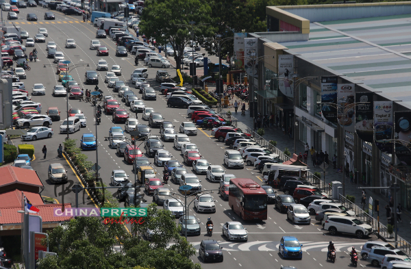 默迪卡路尽是车龙，相信马六甲民众都不敢出门了。