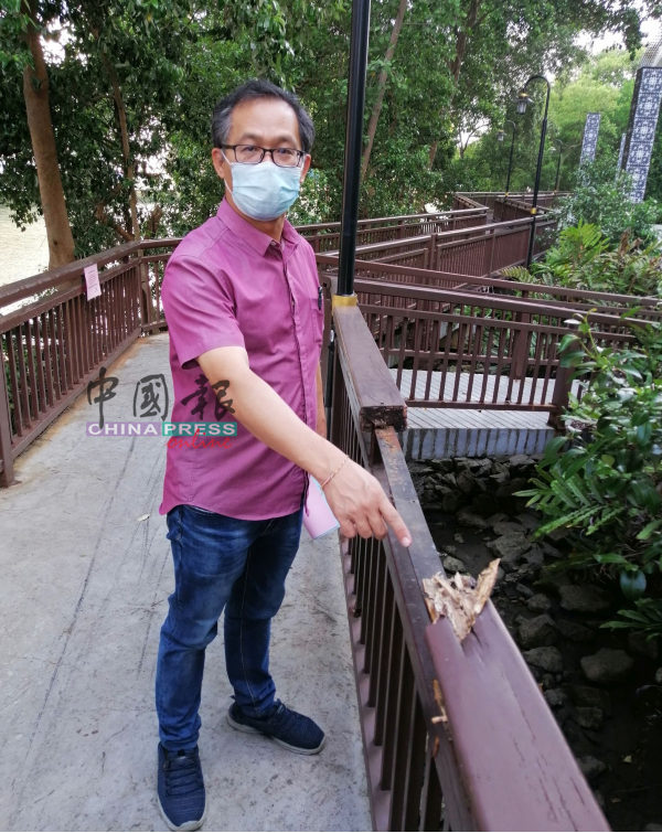 刘志良指6月份扶手的木条还在，如今腐烂，不见有维修工作的展开。