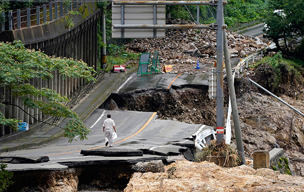 熊本县球磨村受大雨和洪水侵袭后，道路出现严重塌陷。 （美联社）