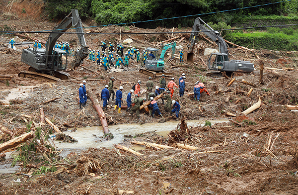在熊本县津奈木町，搜救人员在土崩现场寻找失踪者的下落。 （欧新社）