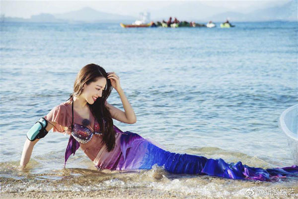 吉娜爱丽丝在海边换上美人鱼泳装，好身材全都露。