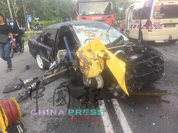 国产威拉失控，与迎面而来的车辆发生碰撞，导致前部被撞毁。