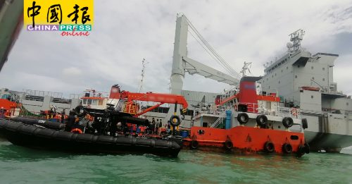 无船员拖船非法停泊海中   揭非法运送水及油被扣查