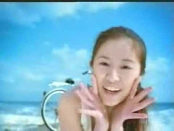 网民表示回想起林心如20年前拍的防晒产品广告金句：“我喜欢与阳光玩游戏！”