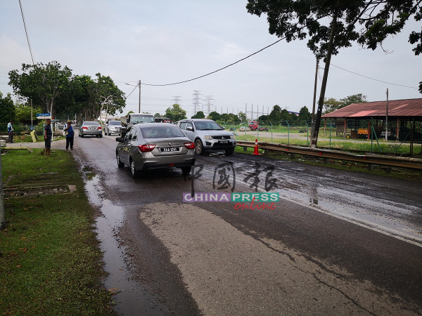 浮罗加东路段狭窄，一些车辆为了闪避路洞，险些酿车祸。