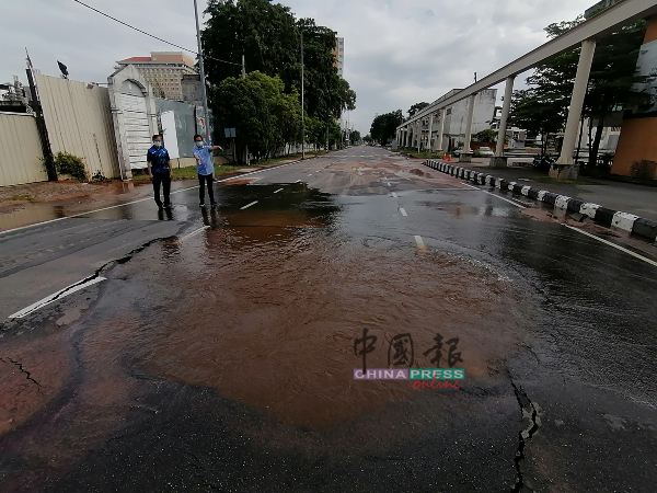 水管破裂造成敦阿里路中央出现“大泉水”，也形成大洞，情况骇人。