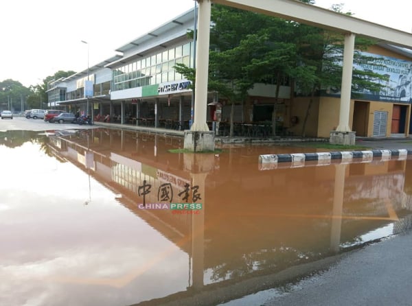 敦阿里美食中心商家前来做生意时，发现中心前已淹水。
