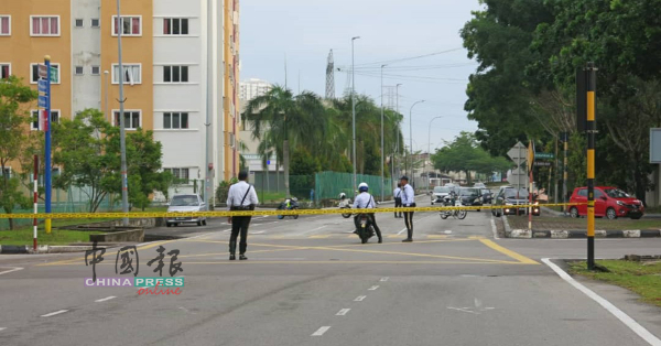 警方及时封锁敦阿里路，交警到场维持交通秩序。