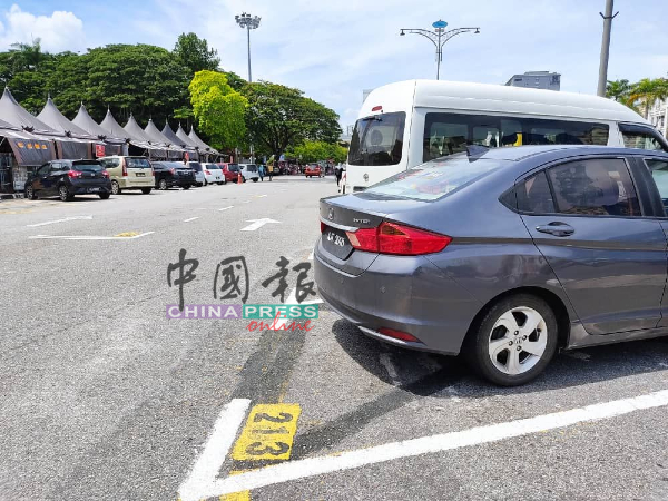 旅游区有不少外坡的车辆泊车，尤其在周六及周日。