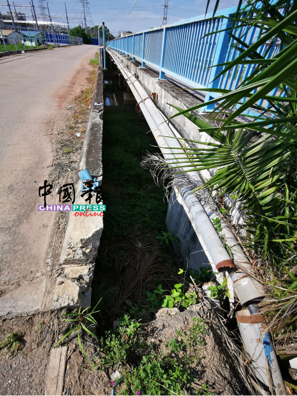 缺乏围栏或导致驾驶者勿撞入桥之间的空隙。