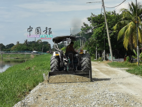 甲州水利灌溉局为道路铺上沙石。