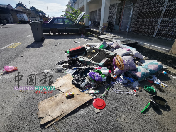 甲州固体废料管理机构7月份消灭12个非法垃圾堆聚处， 包括位于晋巷工业区的非法垃圾堆聚处。（档案照）