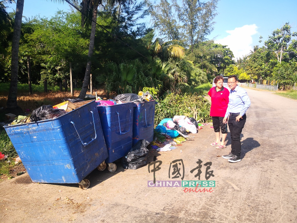 蔡求伟（右）与何秀玲前往其中一个公共垃圾槽，视察垃圾情况。