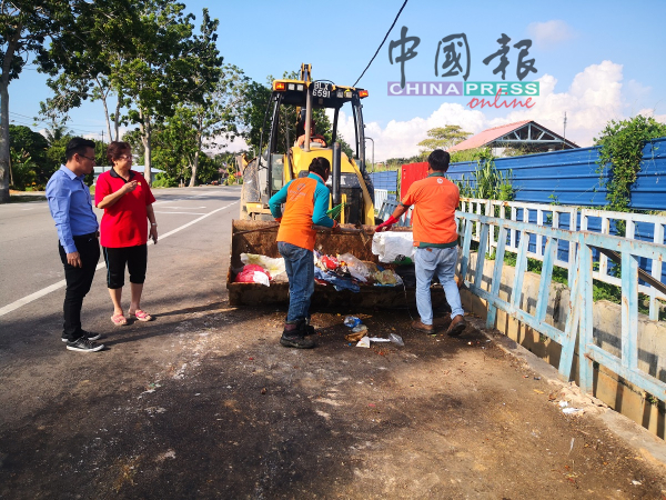 南方环保公司每天都会派员清理浮罗加东路旁的公共垃圾槽。