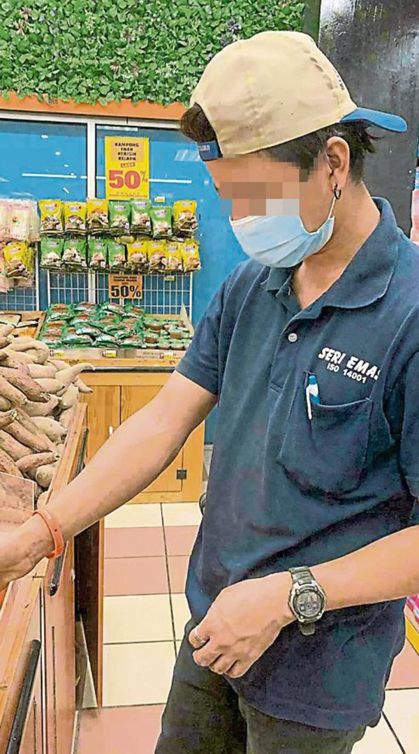 超市员工手戴手环工作，被错认成隔离手环。