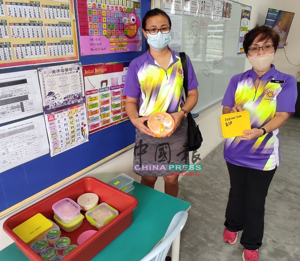 鼎华小学将学生所订的餐点送到各班，让学生在班上享用。右起为校长陈素贞及家协主席张丽娟。