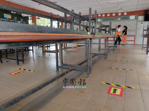 食堂地面的划线，引导学生排队时需相隔的距离。