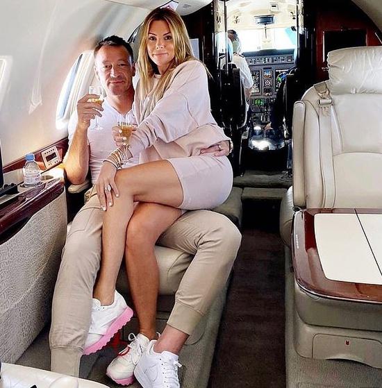  约翰泰利和妻子托妮私人飞机上高调秀恩爱。（图互联网）