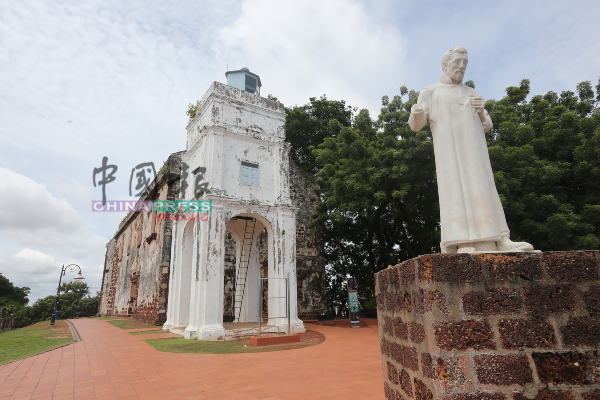 山顶上的教堂以圣保罗为名，并且与历史息息相关。