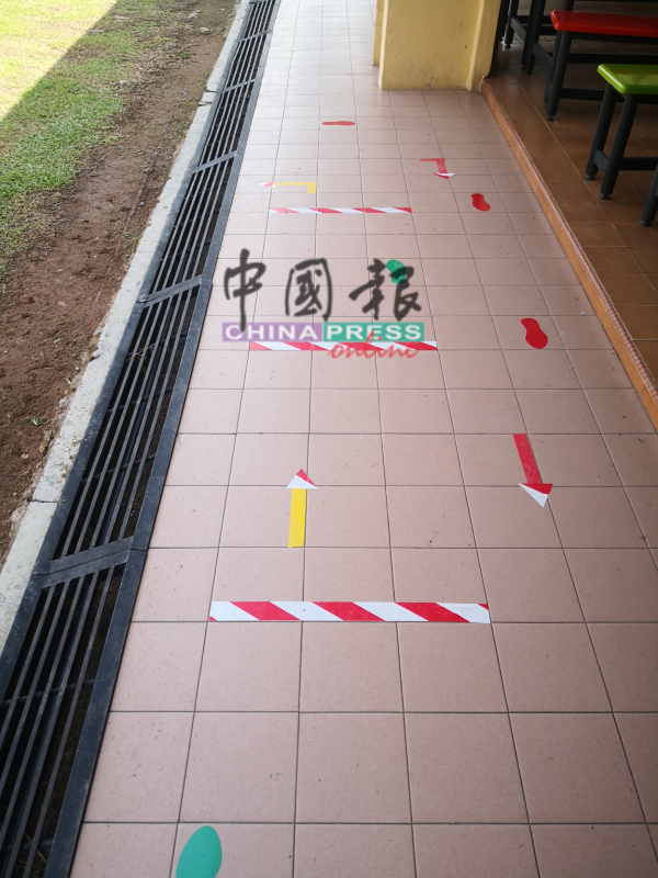 校园地上贴上进出箭头的贴纸，方便小学生。