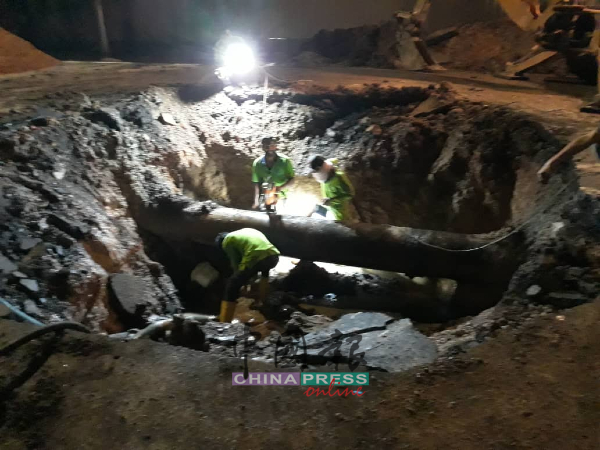 水务公司人员漏夜抢修破裂的地下水管。